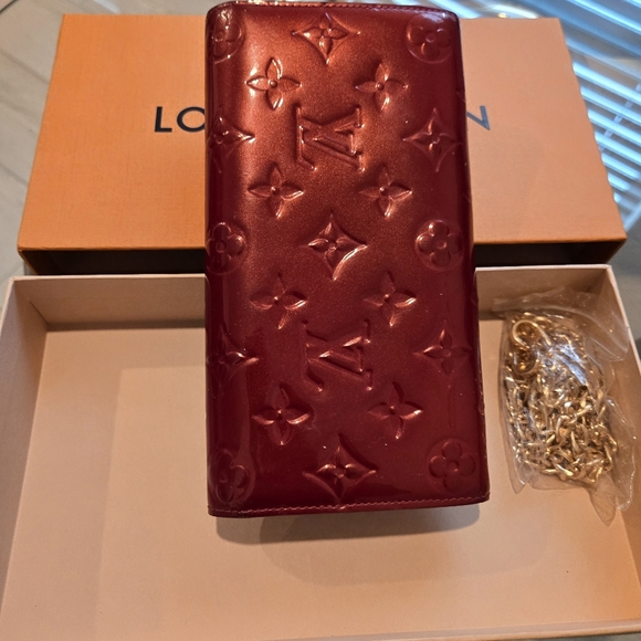 Sarah patent leather wallet Louis Vuitton With Complimentary Chain For Crossbody - Picture 2 of 15